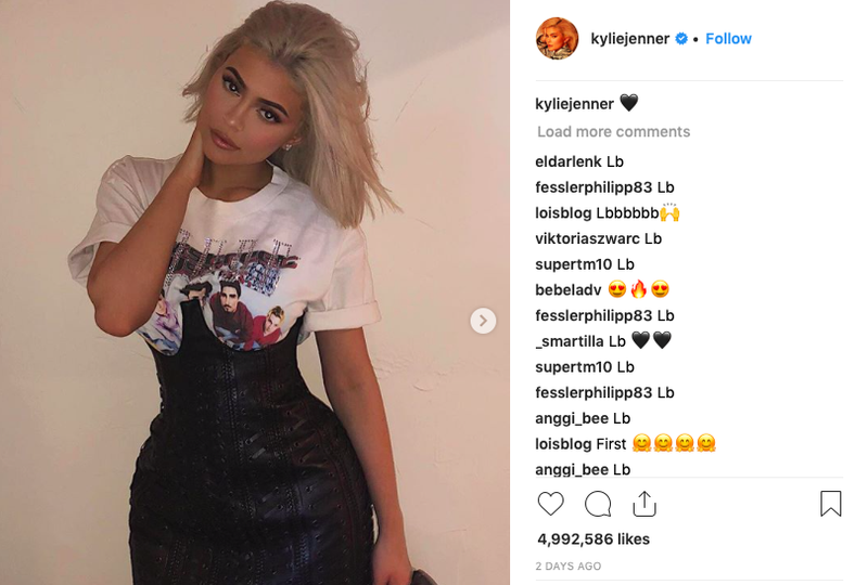 Wonderlijk Kylie Jenner's strakke leren rok en band T-shirt is helemaal WS-03