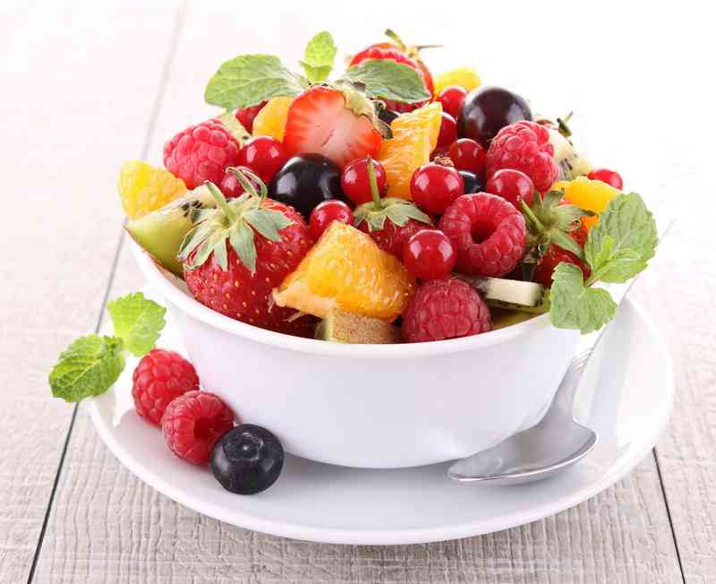 Фрукты утром можно. Тарелки фрукты. Фруктовый салат. Фруктовая тарелка с ягодами. Фрукты на столе.