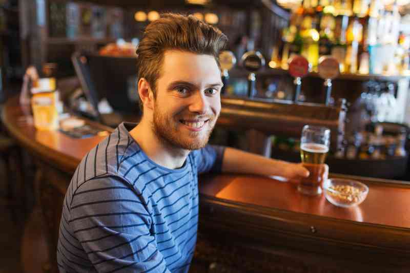 Bar guy. Фото людей. Люди в рубашках в баре. Билли пьет пиво в баре. Счастливый мужчина с пивом.