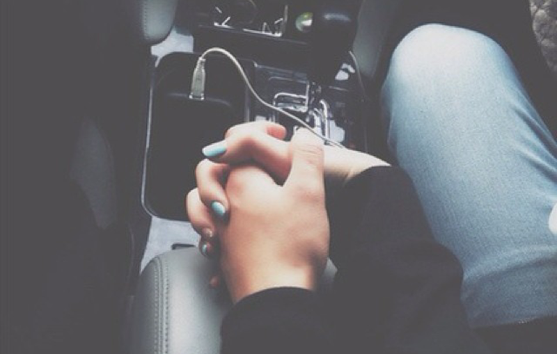 В машине парень и девушка держатся за руки без лиц фото