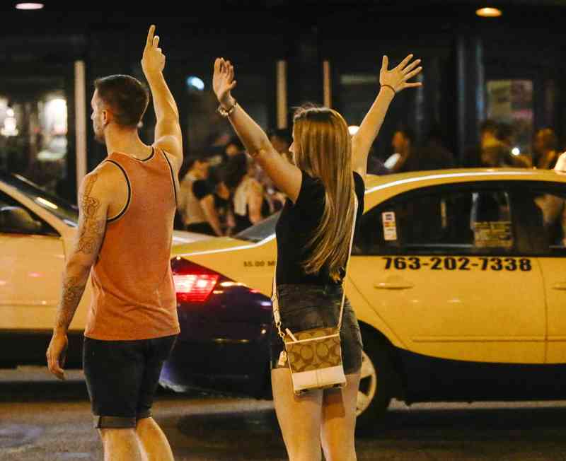 В такси после клуба. Ловит такси. Девушка ловит такси. Парень ловит такси. Поймать такси.